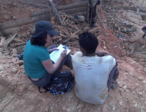 Sitting at the edge of a pit. Talking with migrant miner in Suriname, in project on changing mining technology.  Balengsoela, Brokopondo, January 2016